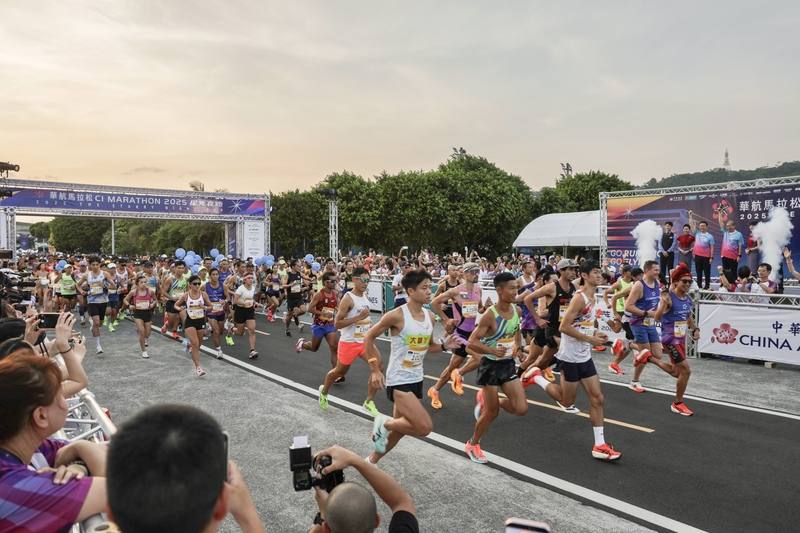 「2025華航馬拉松–星光夜跑」11日傍晚在台北市大佳河濱公園熱鬧登場，跑者在鳴槍後紛紛起跑，盼取得好成績