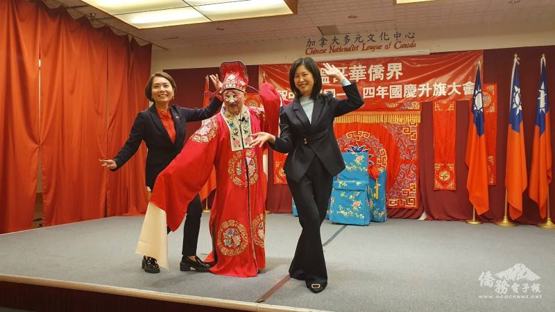 駐溫哥華辦事處處長劉立欣、僑務組組長郭淑貞與老師夏元增展示京劇技巧