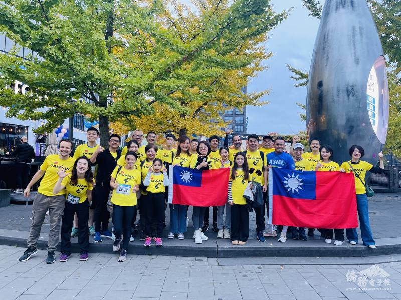 駐荷蘭代表處僑務秘書楊海華（第一排右8）前往安多芬為南荷臺灣廠商聯誼會會長楊千姍（第一排右9）、跑者及活動志工應援打氣