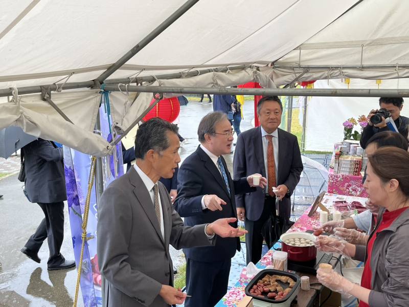 胡次長忠ㄧ（中）與台灣優良農產品發展協會張董事長裕屏（右）向笠間市長山口伸樹先生（左）介紹臺灣香腸、豬肉排及貢丸產品