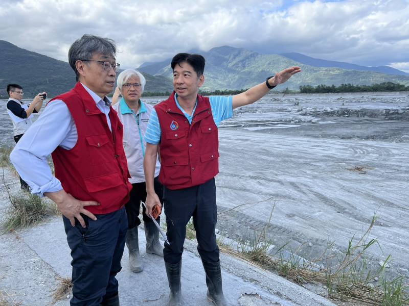 陳駿季部長至花蓮災區查看受損農田現況
