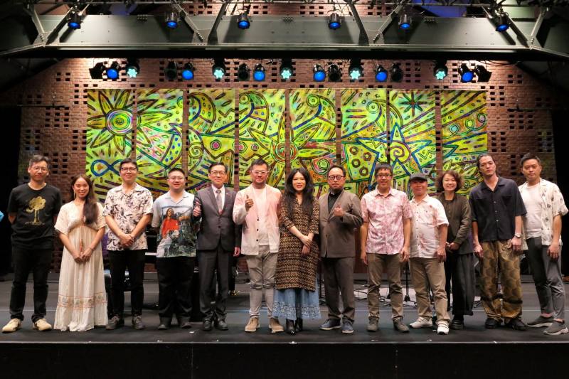 文化部駐日臺灣文化中心主任曾鈐龍（右6）、駐橫濱辦事處處長范振國（左5）與許郁瑛（左7）帶領的「Elektrikkkk_5」樂團及蘇聖育（左6）領軍的「臺味爵醒」樂團於演後合影（臺灣文化中心提供）