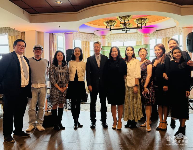 (左五起) 駐紐約辦事處處長李志強、北澤西臺灣同鄉會會長呂綺偉、紐約文教中心主任王怡如與全體理事開心合影