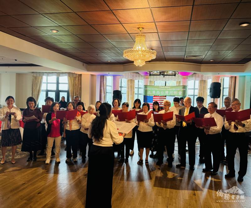 教會弟兄姐妹與好厝邊朋友同臺獻唱，以溫暖歌聲傳遞祝福，為活動增添滿滿感動與人情味