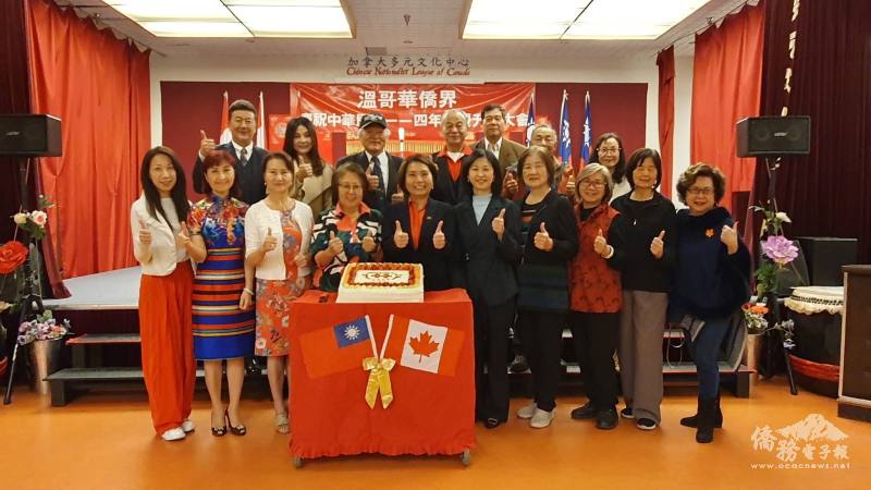 嘉賓與雙十蛋糕合影