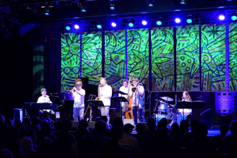 蘇聖育（左3）領軍的「臺味爵醒」樂團於後半場帶來精彩的演出（臺灣文化中心提供）