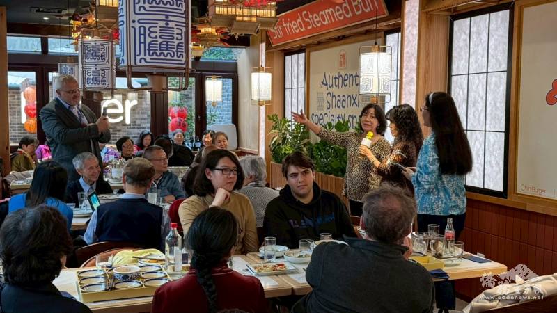 僑胞歡唱《中華民國頌》等愛國歌曲，抒發愛國情懷，凝聚僑社向心力