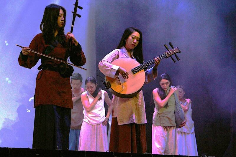 僑委會邀請「當代樂坊」國慶文化訪問團，11日在巴西聖保羅盛大演出，曲目「篳路藍縷」描寫僑胞在海外打拼的精神，以及對家鄉的思念