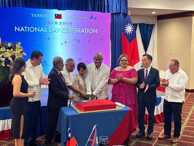 徐儷文大使與貴賓切國慶蛋糕