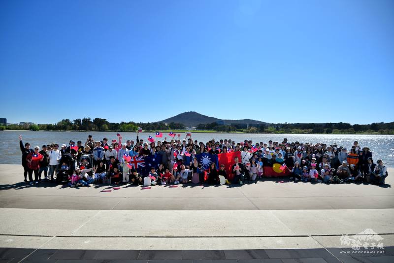坎培拉臺灣同鄉會歡慶114年國慶暨中秋健走鄉親湖畔合影