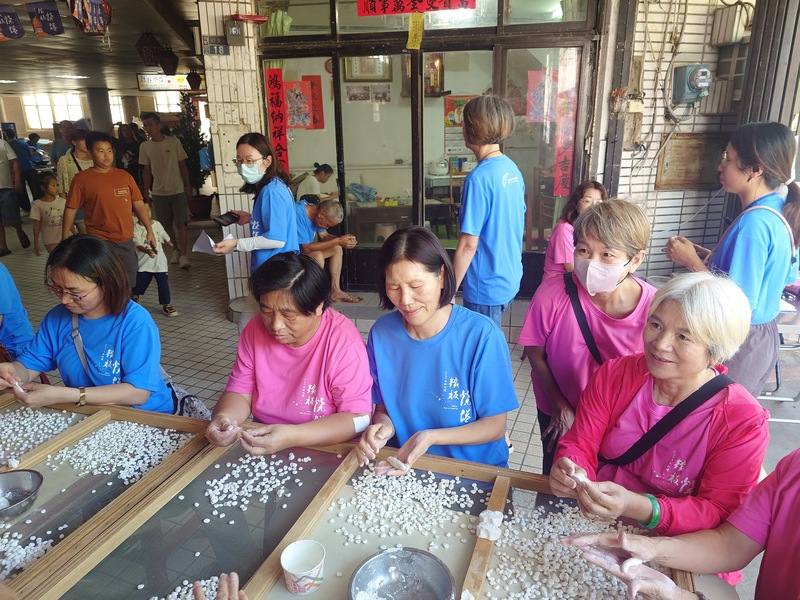 馬祖重要民俗節慶「鐵板燒塔節」11日在南竿鄉熱鬧登場，由活動所在地仁愛村村民製作傳統甜點「白丸」，揭開活動序幕