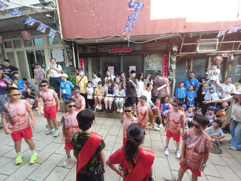 馬祖重要民俗節慶「鐵板燒塔節」11日在南竿鄉仁愛村登場，創意踩街活動中，有小學生組隊模仿「海龍蛙人」，可愛模樣讓現場群眾都被吸引，氣氛熱鬧