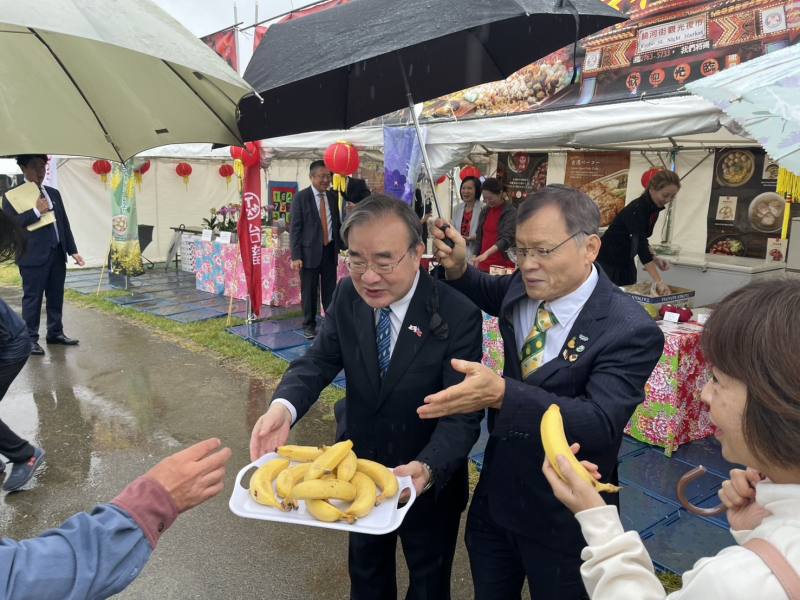 胡次長忠ㄧ（中）與駐日本代表處王組長清要（右）向當地民眾推銷臺灣香蕉