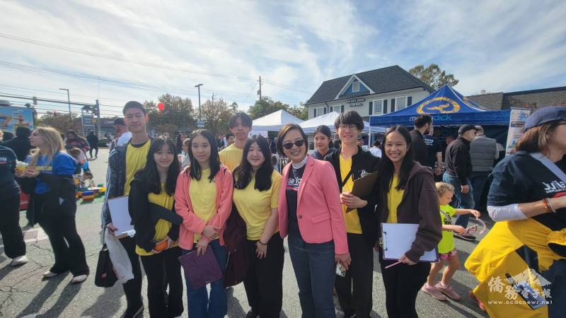 FASCA DC學生與蒙哥馬利郡教育委員會主席Julia Yang合影