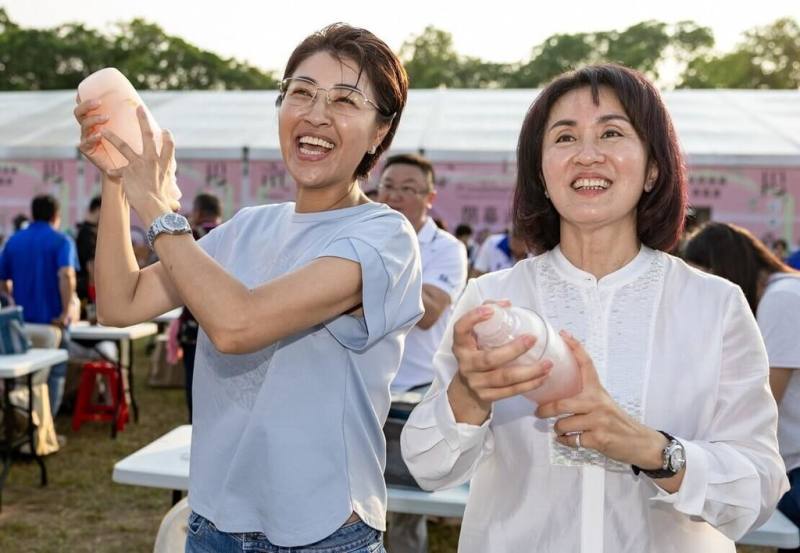2025南投世界茶業博覽會12日在中興新村大操場舉行閉幕儀式暨「千人手搖飲」活動，南投縣長許淑華（前左）、苗栗縣議會副議長張淑芬（前右）出席，開心製作手搖飲。（南投縣政府提供）