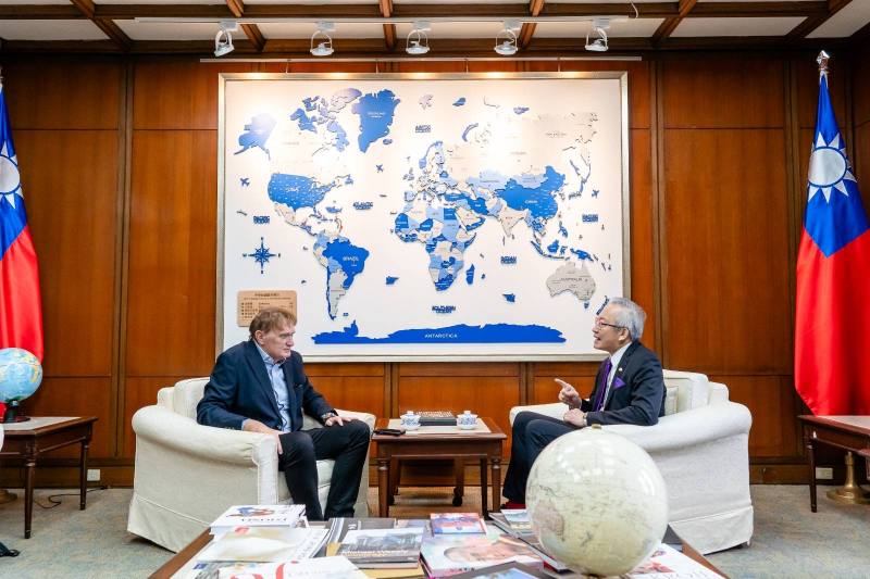 外交部政務次長吳志中（右）接受《巴黎競賽》週刊專訪，說明台灣半導體產業是確保全球供應鏈安全與防範衝突升高的重要關鍵