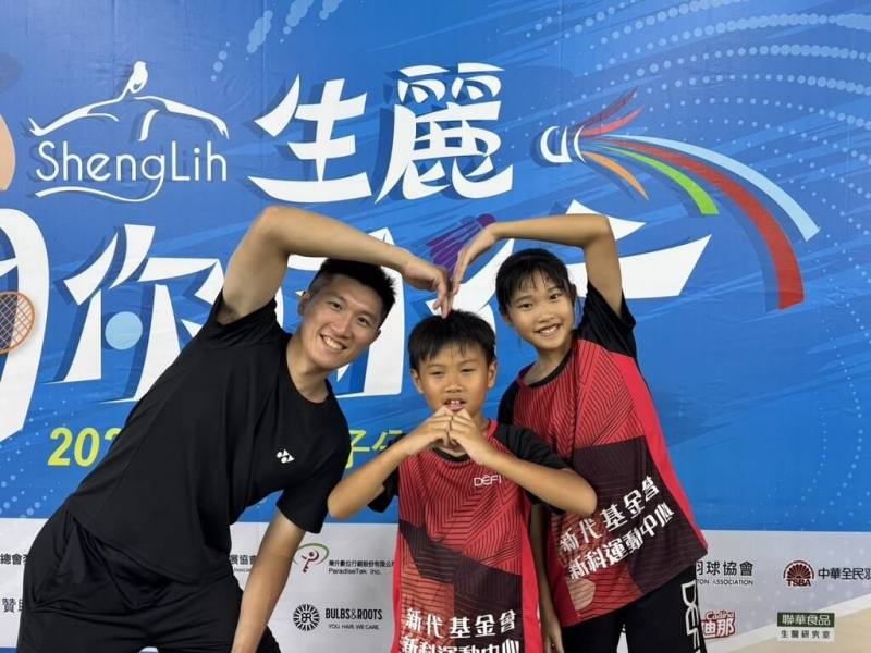 「生麗羽你同行國小暨親子分齡賽」今年擴大舉辦，親子組參賽者卓國雄（左）分別與女兒卓宥妘（右）、兒子卓昱均（中）在12日搭檔出賽，一家人已連續3年參加。（樂升數位行銷提供）