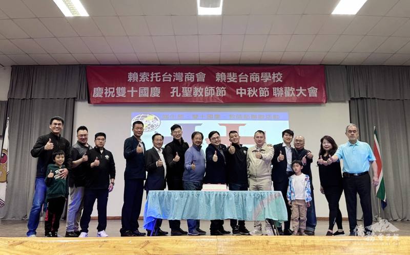 陳逸倫與僑界代表共切國慶生日蛋糕