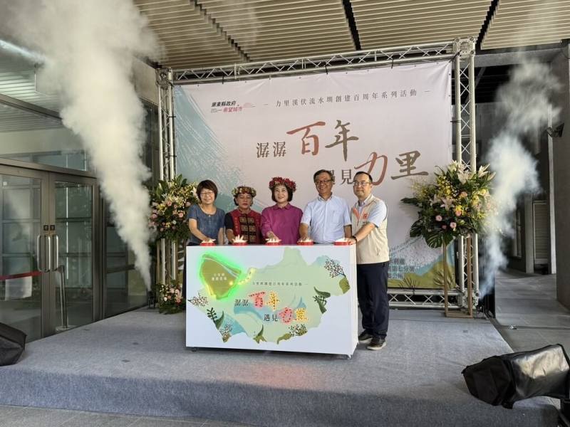 屏東縣政府13日舉行「潺潺百年．遇見力里」力里溪伏流水圳創建100年系列活動記者會。屏東縣長周春米（中）出席，邀請民眾一起感受百年水圳人文底蘊。（屏東縣政府提供）