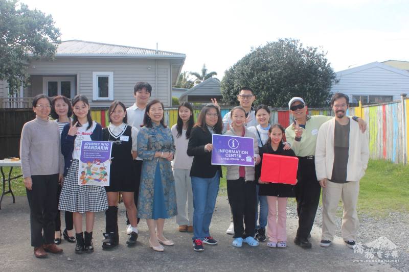工作人員就位前先合影（右2為紐西蘭啟源教育中心校長蔡耀漳）