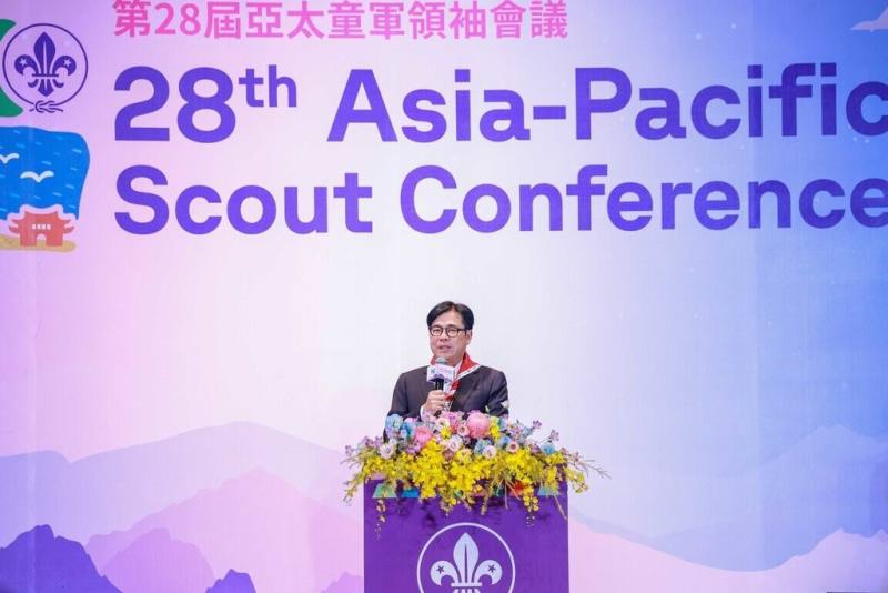 「第28屆亞太童軍領袖會議」12日起在高雄展覽館舉行，市長陳其邁（圖）致詞表示，這次亞太童軍領袖會議睽違36年再次回到台灣並在高雄舉行，象徵童軍精神與國際交流在這座城市再度發光發熱。（高雄市政府提供）