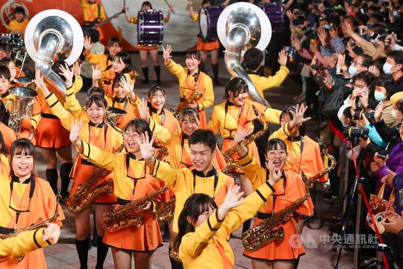 有「橘色惡魔」之稱的日本京都橘高校吹奏樂部，過去造訪台灣吸引大量粉絲，12月將再度訪台演出。（中央社檔案照片）