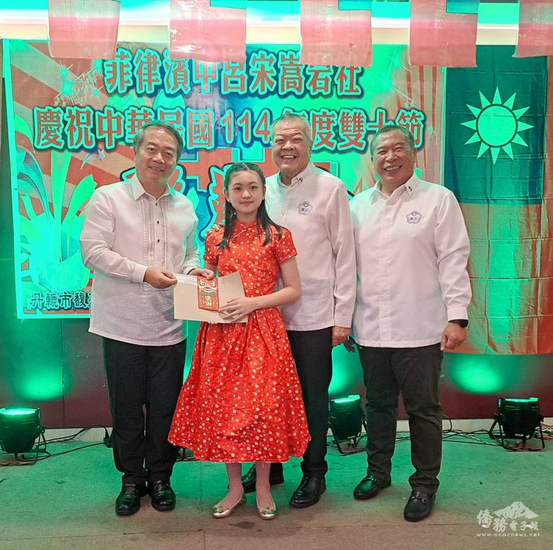 周民淦(左1)頒獎國慶華語歌唱比賽得獎同學