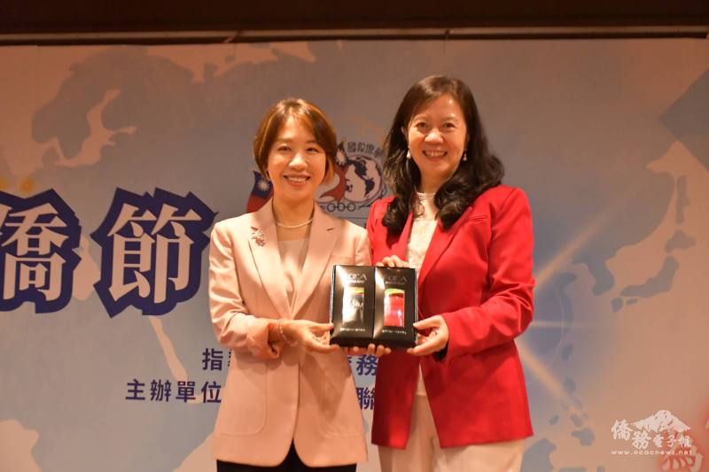 童惠珍致贈紀念品予李姸慧