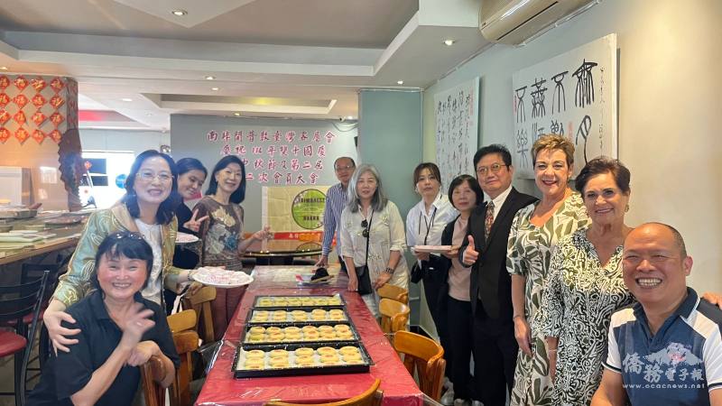 陳瑩莉與僑胞及當地友人共同體驗月餅製作