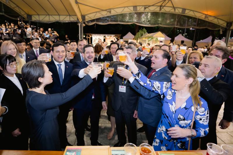 蕭美琴副總統與巴拉圭共和國眾議長拉多雷閣下（H.E. Dr. Raúl Luis Latorre Martínez）及該國眾議員由國安會秘書長吳釗燮、外交部政務次長吳志中及陳明祺陪同，於「禾樂精釀」攤位前開心祝酒