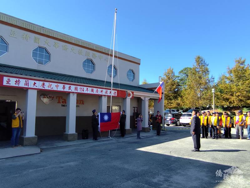 榮光會副會長王多祿帶王多祿主持升旗典禮
