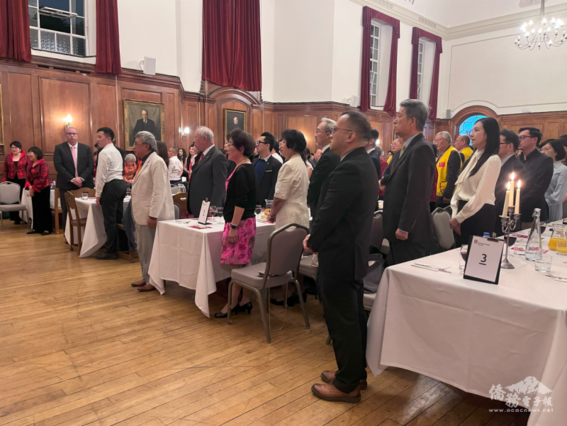 英國僑學界賓客於國慶晚宴上全體起立唱國歌