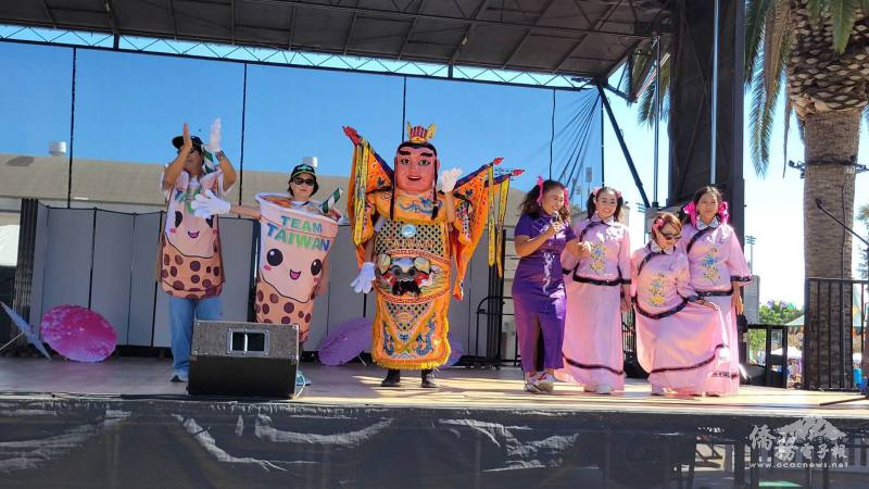 臺灣電音三太子、波霸奶茶舞群與挺臺灣舞蹈團載歌載舞的精彩演出相當吸睛。圖右4為美國南加州 TEAM TAIWAN 挺臺灣協會會長張慧玲。