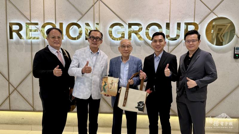 吉隆坡臺灣商會拜訪利振工業有限公司。（左起副會長羅百宏、會長林文祺、馬來西亞臺灣商會名譽總會長杜書垚、駐馬來西亞辦事處僑務組組長廖建勛、副會長丁洋中）