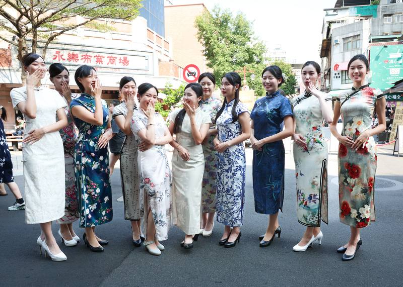 大稻埕國際藝術節活動長達1個月，其中「1920變裝活動」為重頭戲之一，12日民眾穿著旗袍到場參與，一起穿越回百年前，感受大稻埕的繁華與魅力
