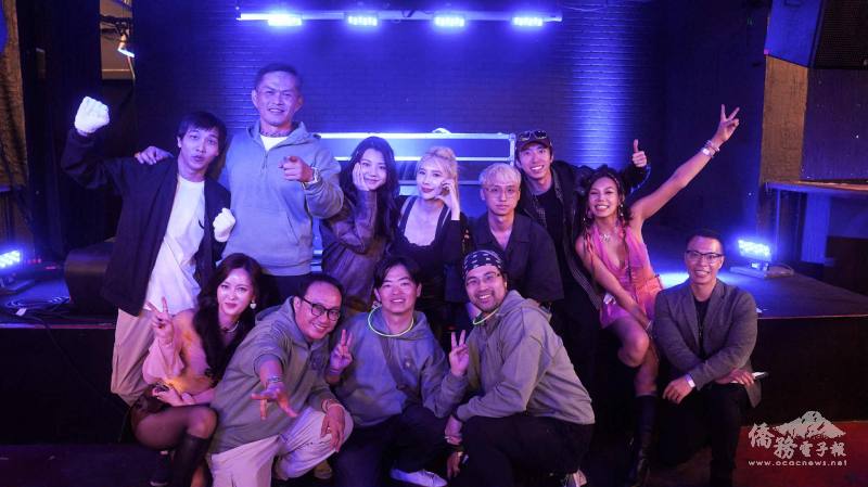 Tight Beat 團隊合影主辦人謝振富（前右2）、知名饒舌歌手大支（後左2）、與當地DJ Eada（後左3）、邀請亞洲百大DJ Molly （後左4）以及當地DJ Adam。