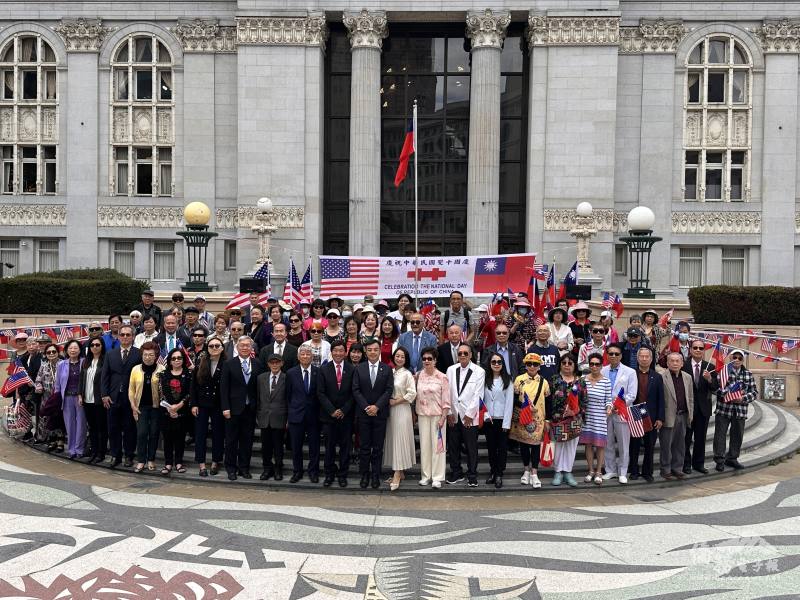 參加屋崙升旗典禮僑胞及貴賓大合影