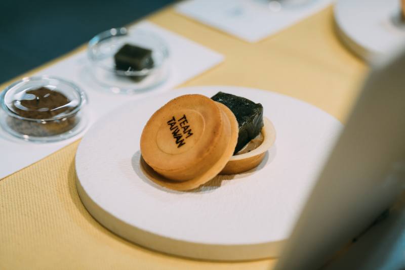 「小鵲sing紅豆餅」現場製作印有「TEAM TAIWAN」字樣的東方美人茶艾草粄口味紅豆餅