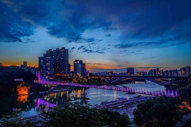 2025碧潭地景裝置展將在24日盛大登場，新北市政府觀光旅遊局指出，以日本插畫IP「水豚君（KAPIBARASAN）」為主題打造的地景裝置外，當晚的絢麗煙火秀也是一大亮點。（觀旅局提供）