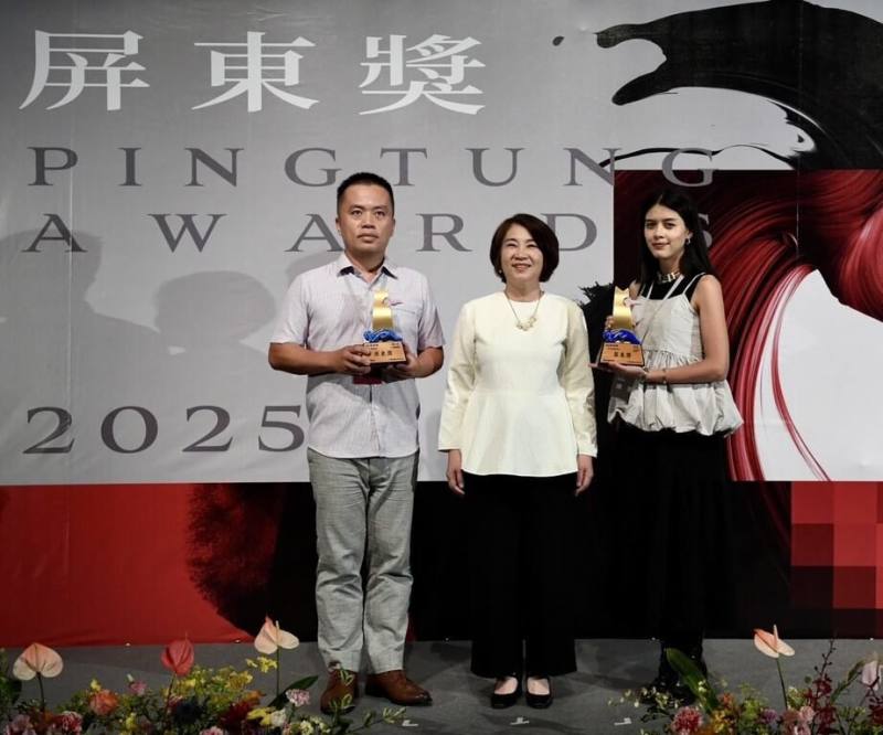 2025屏東獎有610件作品競逐，來自彰化的鄭仕杰（左）與排灣族藝術家陳亮（右）榮獲最高榮譽屏東獎首獎，縣長周春米（中）12日親自出席頒獎。（屏東縣政府文化處提供）