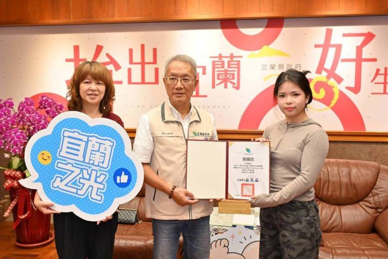 宜蘭縣在家自學高三學生吳苓楷（右），在113學年度全國中等學校馬術錦標賽摘金奪銀，宜蘭縣代理縣長林茂盛（中）13日表揚吳苓楷。（宜蘭縣政府提供）