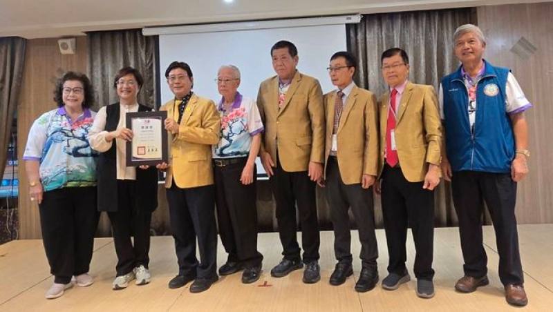 王縣長（左2）回贈感謝狀。（照片縣府提供）