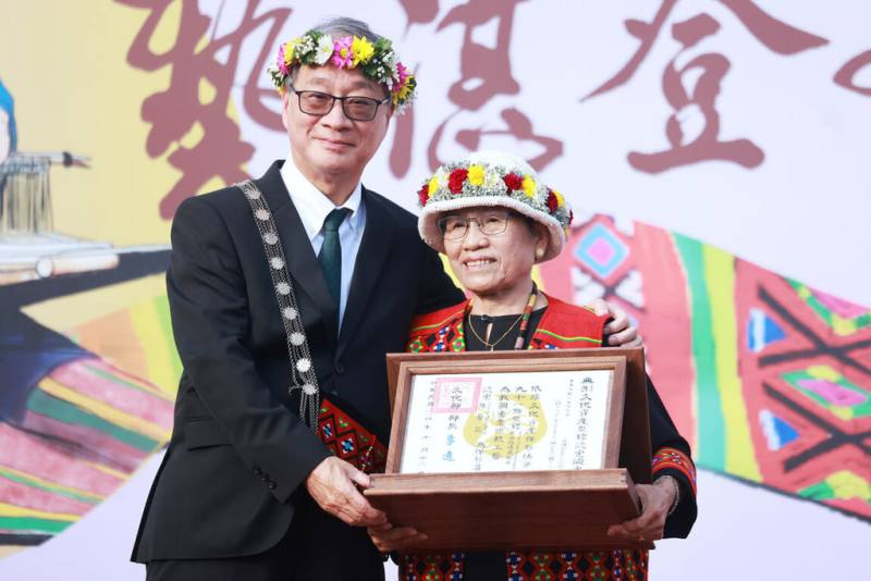 文化部12日在台東縣卑南鄉下賓朗部落舉辦「114年度重要傳統工藝保存者」授證典禮，文化部長李遠（左）親自頒授認定證書給卑南族傳統織布保存者Sunay Paelabang孫菊花（右）。（文化部提供）