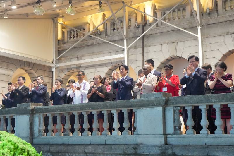 賴清德總統邀請貝里斯總督察芙拉閣下（H.E. Dame Froyla Tzalam）暨夫婿、聖露西亞總督查爾斯閣下（H.E. Sir Cyril Errol Melchiades Charles）伉儷及與會貴賓一同觀賞2025年國慶酒會主表演「無限∞臺灣」