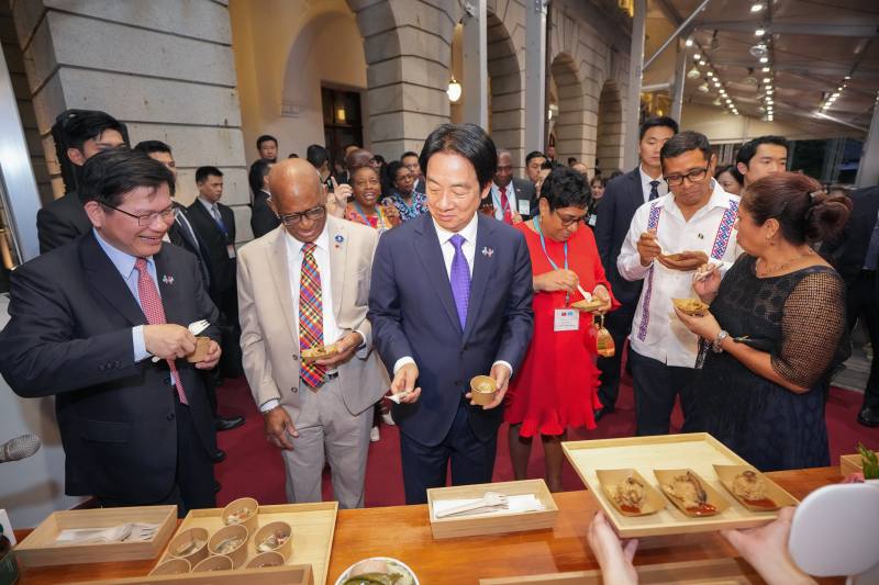 外交部長林佳龍陪同賴清德總統與貝里斯總督察芙拉閣下（H.E. Dame Froyla Tzalam）暨夫婿及聖露西亞總督查爾斯閣下（H.E. Sir Cyril Errol Melchiades Charles）伉儷品嘗「雙月食品社」招牌雞湯、乾麵及油飯