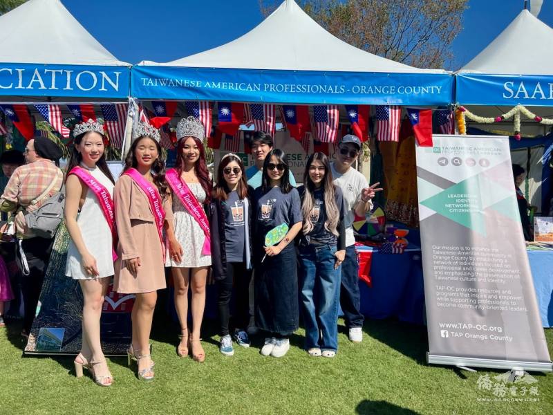 臺美菁英協會橙縣分會成員與2025年臺美小姐一起向參觀來賓介紹臺灣文化。圖一排右3為會長廖彤芷、二排右2為臺美公民協會總會會長韓迺珣