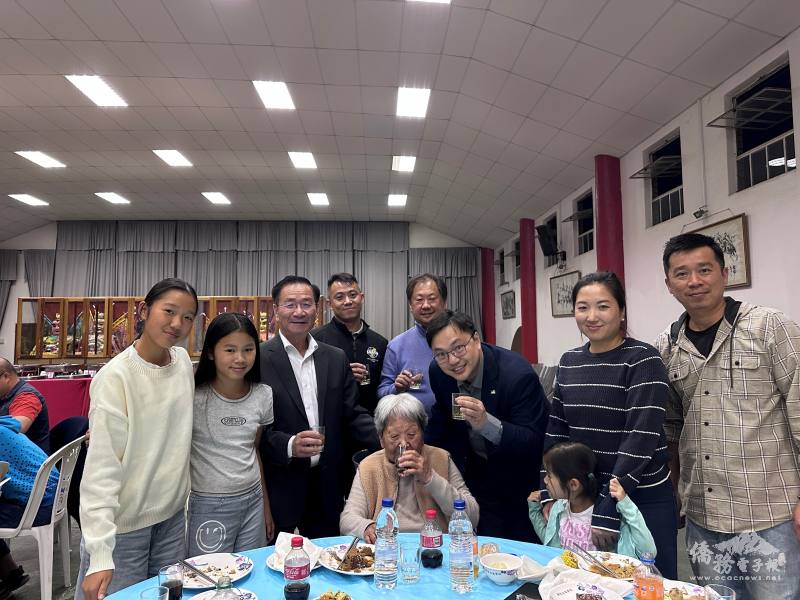 僑胞共享月餅及臺式佳餚