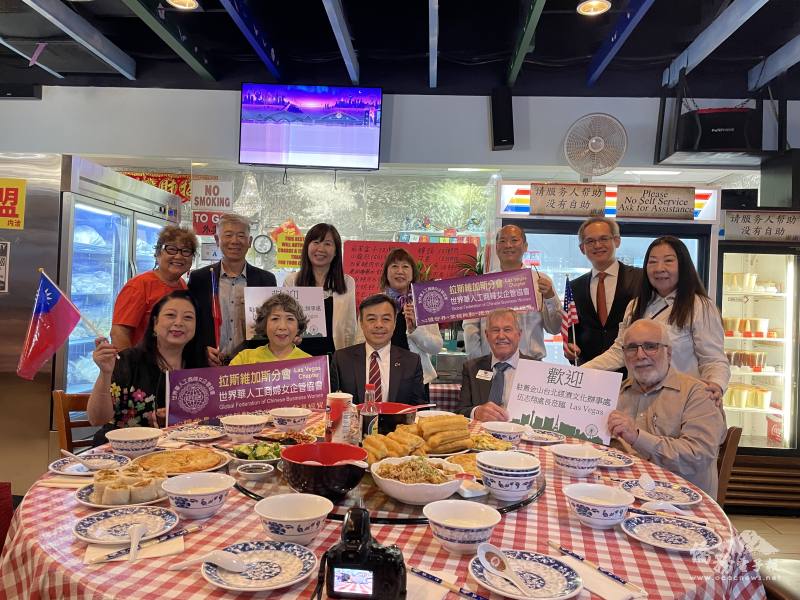 伍志翔在莊雅淑陪同下與世華拉斯維加斯分會座談交流