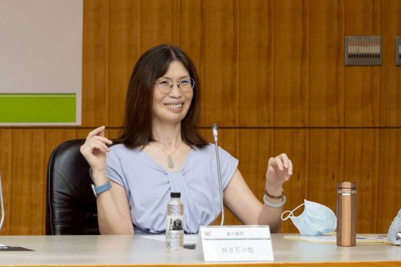 52歲石小姐下顎外觀及牙齦明顯腫大變形，就醫確診為9公分下顎骨造釉細胞瘤，醫療團隊結合智慧醫療技術，取用小腿骨，1天內成功完成口腔與顏面重建，她13日出席記者會分享治療過程。 （台大醫院提供）