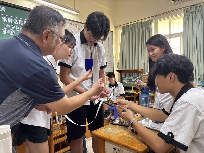 胡志明市台灣學校除注重學業，也希望孩子多元發展、重視跨文化交流，學校學風自由多元。黃振華為物理老師，用生動方式帶領學生親自動手實驗，計算頻率